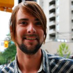 Jason King, 28, medicinassistent, Vancouver, Kanada (The Epoch Times) -Det är väldigt lite pengar som går till psykvården och till att ta hand om våra mentalpatienter. Vi ser många sådana patienter nere på stan [i Vancouver] —De står inför flera barriärer och det finns många saker som hindrar dem. Pengarna finns inte för dem utan går till annat.