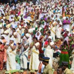 Indien. Hinduiska kvinnor har samlats runt ett tempel under Pongalafestivalen i provinsen Kerala i södra Indien den 16 februari. Över fyra miljoner kvinnor deltog i festivalen i ett försök att komma in i Guiness rekordbok med flest antal kvinnor samlade under en festival. (Foto: Raveendran / AFP)