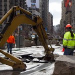 En bit av Fifth Avenue i New York grävs upp efter att en vattenledning brustit, den 1 februari i år. (Foto: Benjamin Chasteen/Epoch Times)
