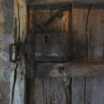 Den gamla klosterdörren med den gigantiska nyckeln finns upphängd som en relik på väggen innanför klostrets entrédörr.