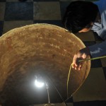En man inspekterar ett slukhål inne i ett hus norr om Guatemala City, den 19 juli 2011. När grannar hörde en kraftig smäll mitt i natten, trodde de att en gasbehållare hade exploderat. Istället fann de ett djupt slukhål i en grannes hus. Slukhålet var 12,2 meter djupt och 80 centimeter i diameter. (Foto: Johan Ordonez/AFP/Getty Images)