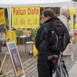 På ett av plakaten kunde man läsa om förföljelsen av Falun Gong i Kina som pågår än idag. (Foto: Anders Eriksson/Epoch Times)