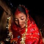 Sumeena, 15, lämnar sitt hem för att möta sin brudgum, Prakash, 16, i byn Kagati, Kathmandu, Nepal, den 24 januari, 2007. Tidiga äktenskap är traditionellt sett vanligt i Nepal. Byn Kagati är ett Newar-samhälle känt för tidiga äktenskap. Många hinduiska familjer tror att de ska få välsignelser om de gifter bort sina flickor före deras första menstruation.(Foto: StephanieSinclair/VII/tooyoungtowed.org).