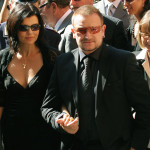 Bono från U2 anländer med sin fru Alison till katedralen i  Modena den 8 september för ett sista farväl av vännen maestro Luciano. (Foto: Mario Laporta)