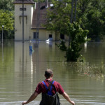 En man försöker komma närmare ett hus i den översvämmade floden Donau i byn Domos 42 kilometer väster om Ungerns huvudstad Budapest den 8 juni. Räddningstjänsten och volontärer har arbetat frenetiskt i Ungern för att bygga skyddsvallar då vattenmassorna hotar städer och byar längs Donau. (Foto: Ferenc Isza/ AFP)