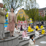 Werner Kleinert från Arvika och Mimmi Svensson (moderator) håller kontakt med åhörarna.  (Foto: Veronica Örfelth, Epoch Times)