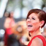 Vackert i rött: skådespelerskan Debra-Messing på den 61:a  Primetime Emmy Awards. (Foto: Frazer Harrison/Getty Images)