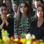 Luciano Pavarottis döttrar Lorenza, Cristina och Giuliana Modena under begravningen den 8 september 2007. (Foto: Claudio Peri /AFP / Pool)