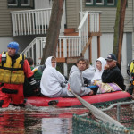 Folk evakueras från Little Ferry, New Jersey, dagen efter stormen Sandy slog till mot USA:s östkust. (Foto: Mehdi Taamallah/ AFP)