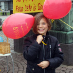 En flicka i Göteborg var mycket glad över att få två ballonger. (Foto: Lilly Wang/Epoch Times Sverige)