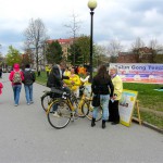 Viveka Enoksson och Bolette Ebertz berättar om den andliga metoden Falun Dafa till förbipasserande i Slottskogen. (Foto: Pirjo Svensson/Epoch Times)