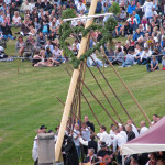 Hejaropen skallrade när midsommarstången restes upp.