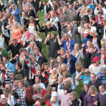 För en utomstående betraktare som inte är van vid det svenska midsommarfriandet kan det te sig rätt underligt men inte desto minde underhållande när barn och vuxna hoppar runt i ring kring majstången sjungandes små grodorna.