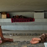 Tre indiska män sover i skuggan under en bro i New Delhi den 27 maj.( Foto: Chandan Khanna/AFP/Getty Images)