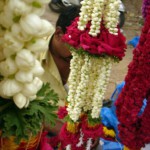 Girlanger av jasmin och roser finns i Shekhars blomsterstånd. De offras i tempel, dekorerar hemmet och finns med på festivaler. (Foto: Tarun Bhalla, Epoch Times)