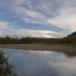 När hösten kommer smälter glaciärerna mindre och mindre och vattenflödet i älven minskar och då kommer sand- och stenbankarna fram. (Foto: Mathias Hellström, Epoch Times)