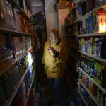 En man handlar förnödenheter i en mataffär i stadsdelen East Village, i New York den 30 oktober, där lokalborna kämpar med efterdyningarna av stormen Sandy. (Foto: Timothy A. Clary/ AFP)