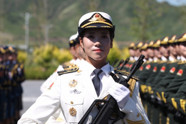 En kvinnlig soldat från Folkets befrielsearmé deltar i ett träningspass på en militärbas i Peking den 22 augusti 2015, inför militärparaden den 3 september som anordnas på 70-årsdagen efter Kinas seger i andra världskriget. (Foto: ChinaFotoPress/Getty Bilder)