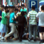 Bilden är en Tv-bild från AFP. Hankineser attackarerar en ensam uigurisk man på en gata i Urumqi, Xinjiang den 8 juli. Grupper av hankineser attackerade två muslimska uigurer i sperata incidenter i Urumqi under gårdagen enligt AFP reportrar som bevittnade händelserna. (Foto: Sam Beattie/AFP /AFPTV)