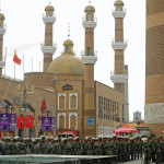 Kinesiska soldater syns utanför basaren (Grand Bazaar) i uigurernas område av staden Urumqi den 8 juli. Basaren var då fortfarande stängd.