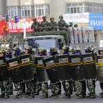 Kraftigt beväpnad kravallpolis anlände den 8 juli till Urumqi.