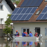 Räddningspersonal i en båt tar sig igenom en översvämmad gata i Fischerdorf nära Deggendorf, södra Tyskland, den 7. Centraleuropas värsta översvämningar på över ett decennium har krävt minst 21 personers liv i Centraleuropa. (Foto: Christof Stache/AFP)