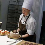 Sofie Nilsson med tårtan ”Slå sönder chokladdiamanten”. (Foto: Cecilia Samuelsson/ Epoch Times)