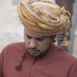Männen går klädda i turban och ett klädesplagg som ser ut som långa rockar, vilka är gjorda av ett tyg som ger svalka i värmen.