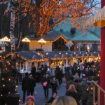 Jo det det var mycket folk på Liseberg och ju mörkare det blev desto fler kom och desto starkare lyste alla de små lamporna i träden. Gott slut på det gamla året! (Foto: B Plogander / Epoch Times)