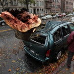 Ett träd föll ner på en bil i Brooklyn, New York natten till den 30 oktober. (Foto: Mehdi Taamallah/ AFP)