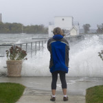 En kvinna tittar på stormvågorna på City Island, New York den 29 oktober. Folk beordrades att evakuera ön på måndagen. (Foto: Don Emmert/ AFP)