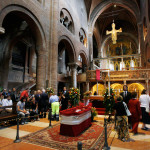 Många sörjande Vallfärdade till kyrkan den 7 september där Luciano Pavarotti låg på lit de Parade. ( Foto: Andrew Medicini /AFP/ POOL)