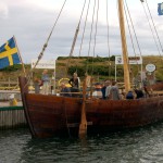 I mitten av juni gjordes premiärroddturen till Getteröns småbåtshamn. Skeppet är nu riggat och masten är på plats.