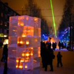 Hela centrala Umeå var fyllt av ljus och eld i olika former. Lit City och City of Winter lyste upp staden. Här en ljuspelare av is med en laserstråle ovanför sig som förbinder rådhuset med järnvägssstationen, ner genom Rådhusesplanaden. (Foto: Kristina S Alfjorden)