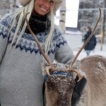 Anna-Pia Jonsson, från Rams sameby utanför Sorsele, tillsammans med sin ren. (Foto: Kristina S Alfjorden)
