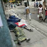 Invånarna kommer inte undan. Det finns döda människor överallt på gatorna i staden. (Foto: Thomas Coex / AP)