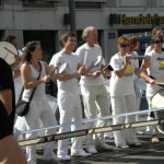 Många musikgrupper spelade längs banan, här en rytmsektion under ledning av en mycket entusiastisk kvinna. (Foto: Barbro Plogander / Epoch Times)