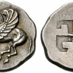 Svastika på ett grekiskt mynt från Korint, 500-talet f.Kr. (Wikimedia Commons)