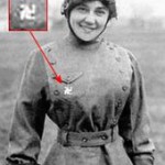 Piloten Matilde Moisant (1878-1964) med en svastikamedaljong 1912. Symbolen var populär som lyckoamulett bland de första flygarna. (Wikimedia Commons)