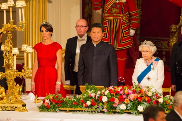 Xi Jinping vid statsbanketten på Buckingham Palace, mellan hertiginnan Catherine (vänster) och drottning Elizabeth II.