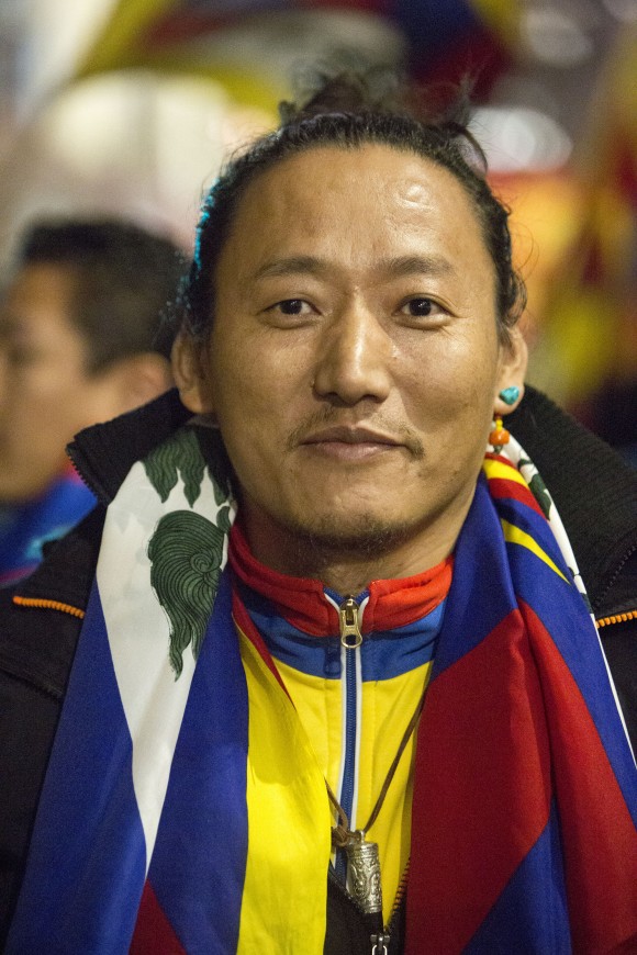 Tibetanen och filmmakaren Sonam Anjatsang: "I går såg jag en massa kinesiska turister gå förbi, och jag tror inte att de hade en aning om vilka vi är. de såg bara att det var en massa kinesiska flaggor och att det ropades. De var nyfikna och tog bilder." (Si Gross/Epoch Times)