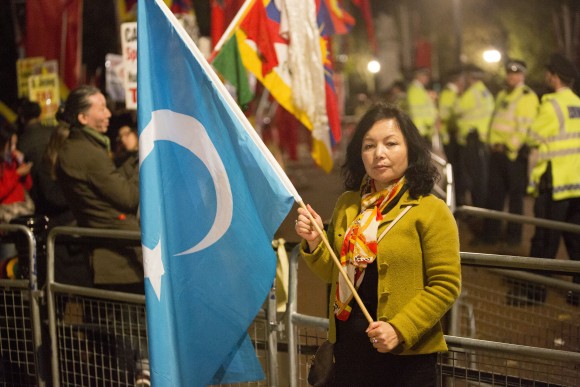 Uiguren Rahina Mahmut med den Östturkestanska flaggan. Östturkestan är vad många uigurer kallar sitt hemland i nordvästra Kina. "Jag brukade känna sorg, men nu känner jag stor vrede. Vi är inte emot handel, så klart kan man handla. Men man måste stå på rättvisans sida." (Si Gross/Epoch Times)