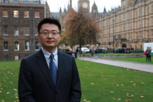 ”Human Harvest” regissör Leon Lee utanför det brittiska parlamentet i London, där hans dokumentär om organstölder i Kina visades den 4 november. (Foto: David Sun /Epoch Times)