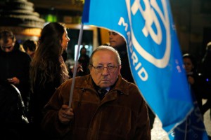 Så kan en vinnare också se ut. En PP-anhängare konstaterar att partiet blev störst men ändå tappade så mycket att majoritetsstyrets dagar är över. (Foto: Paul White/AP/TT)