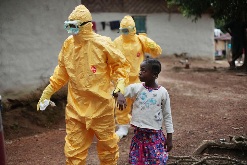 Liberia kan komma att förklaras fritt från ebola den 15 januari nästa år. På bilden förs en nioåring bort till en ambulans efter att ha visat symtom på ebola i byn Freeman Reserve, norr om Liberias huvudstad Monrovia. (Foto: Jerome Delay/AP/TT-arkivbild)