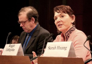 Reggie Littlejohn (till höger), advokat och ordförande för kvinnors rättigheter utan gränser (WRWF), talar inför Congressional-Executive Commission on China efter Kinas meddelade om tvåbarnspolicyn och att grova brott mot kvinnor och barn fortsätter. (Foto: Gary Feuerberg /Epoch Times) 