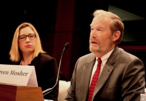 Steven W. Moster, ordförande för Population Research Institute. Till vänster syns Jennifer Li, grundare av China Life Alliance. (Foto: Gary Feuerberg/Epoch Times)