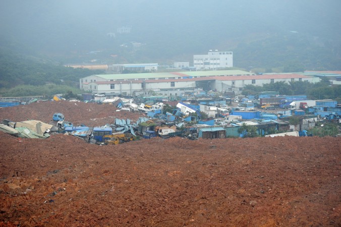 Jordmassorna vällde fram över industriområdet i Shenzhen den 20 december 2015. (Foto: STR/AFP/Getty Images)