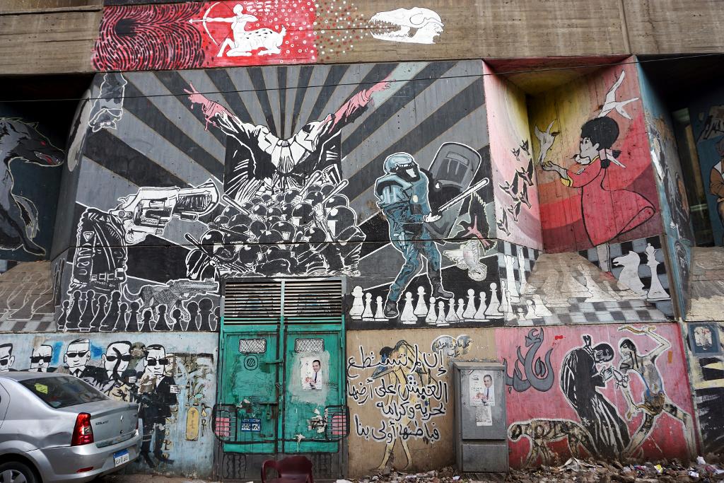 På sidogatorna som leder fram till Tahrirtorget härskar fortfarande revolutionens graffiti, men bit för bit byggs den nu bort. (Foto: Tomas Härenstam / TT)