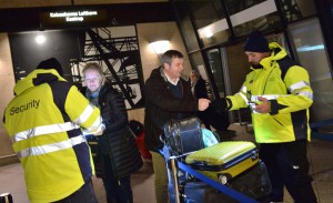 Monica och Alexander Klein får sina id-handlingar kontrollerade vid Kastrup tågstation. (Foto: Johan Nilsson / TT)